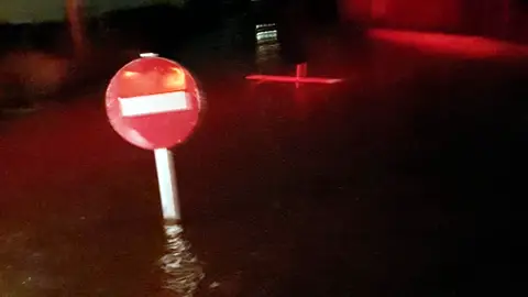 Una señal de tráfico anegada por el agua en El Rincón de los Pablos de Crevillent. Una señal de tráfico anegada por el agua en El Rincón de los Pablos de Crevillent.