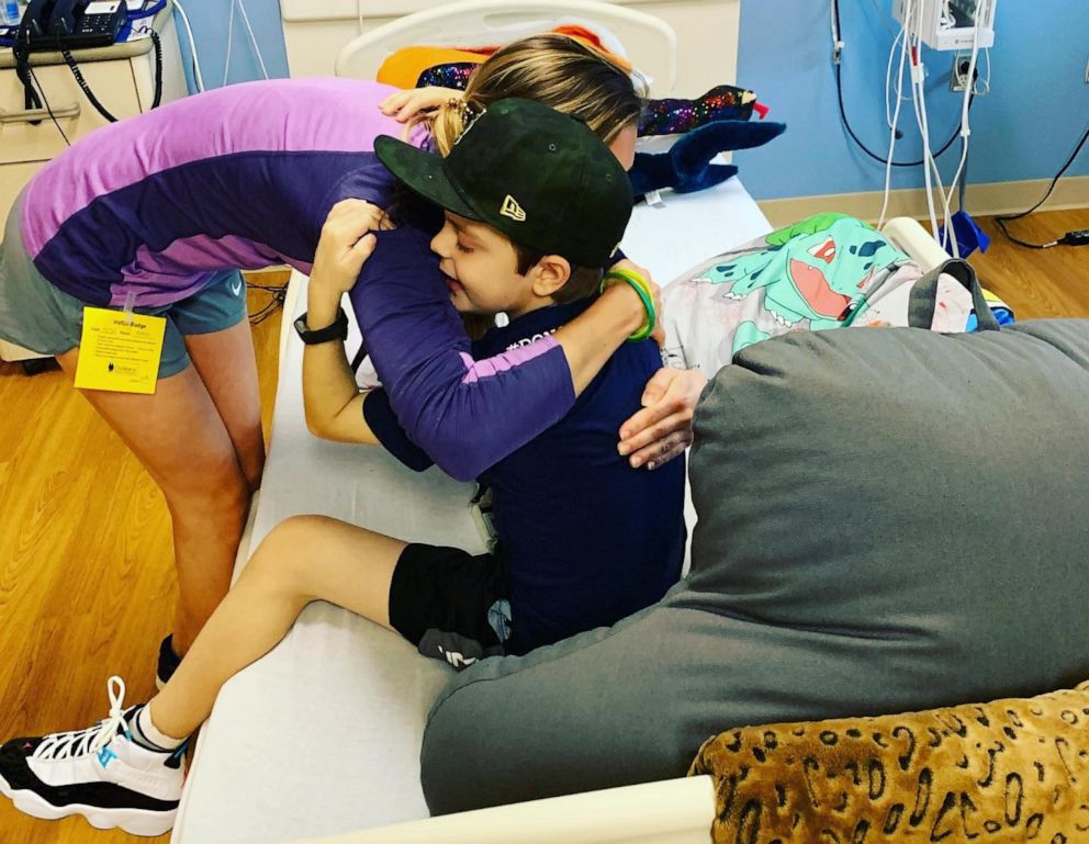 Una enfermera dona su hígado a un niño enfermo para salvar su vida Una enfermera dona su hígado a un niño enfermo para salvar su vida