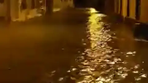 Una de las calles de El Rincon de los Pablos de Crevillent enegadas por el agua de madrugada. Una de las calles de El Rincon de los Pablos de Crevillent enegadas por el agua de madrugada.