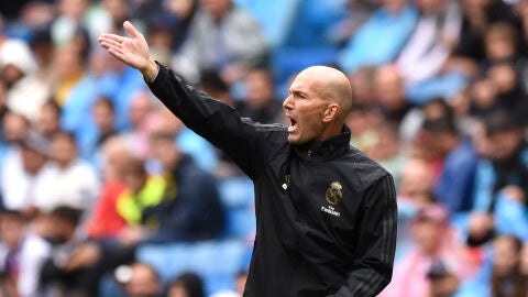 Zidane da instrucciones a sus jugadores