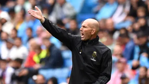 Zidane da instrucciones a sus jugadores Zidane da instrucciones a sus jugadores