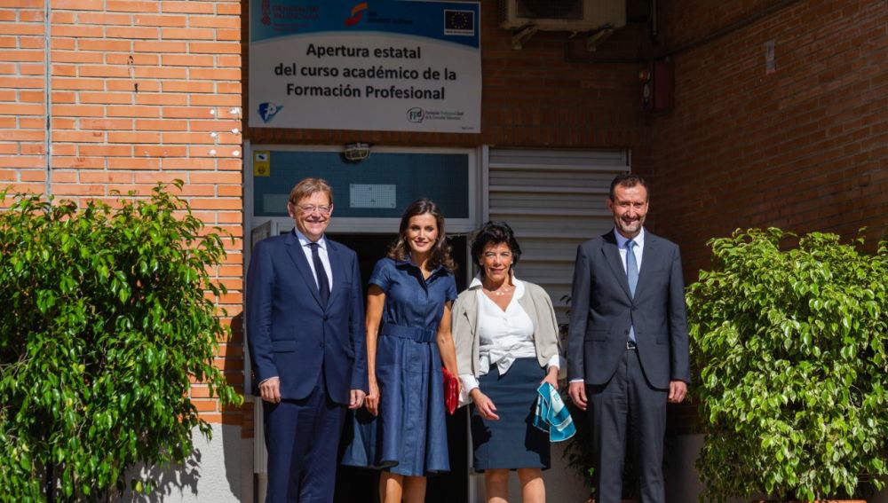 La reina Letizia a su llegada al IES Severo Ochoa de Elche.