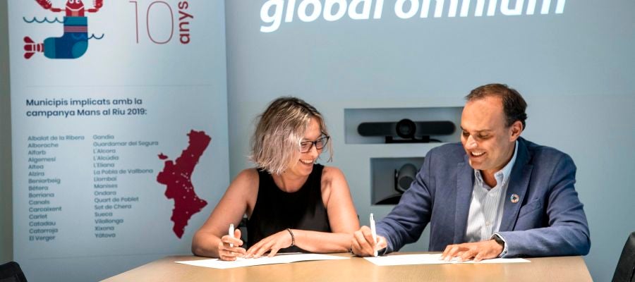 Los representantes de ambas entidades han firmado el acuerdo de colaboración. Los representantes de ambas entidades han firmado el acuerdo de colaboración.