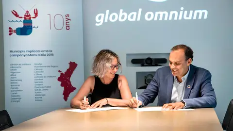 Los representantes de ambas entidades han firmado el acuerdo de colaboración. GLOBAL OMNIUM RIOS