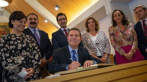 Garc&iacute;a-Page, firmando en el Libro de Honor del Ayuntamiento de Ciudad Real
