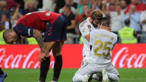 Nacho celebra con Vinicius el gol del brasile&ntilde;o ante Osasuna
