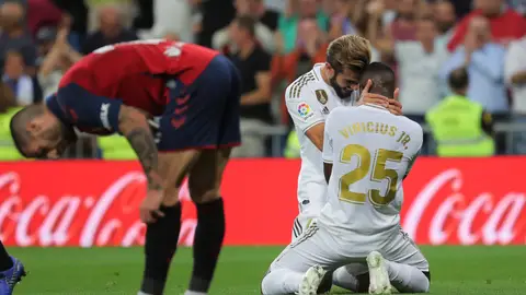 Nacho celebra con Vinicius el gol del brasileño ante Osasuna Nacho celebra con Vinicius el gol del brasileño ante Osasuna