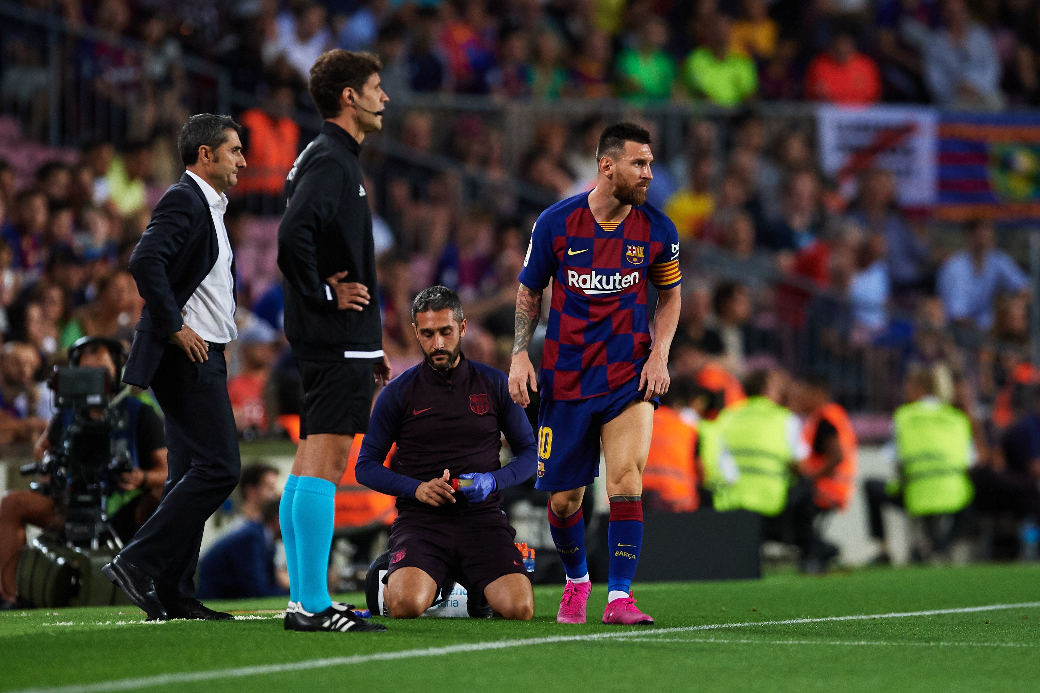 Leo Messi sufre una elongación en el abductor de la pierna izquierda Leo Messi sufre una elongación en el abductor de la pierna izquierda