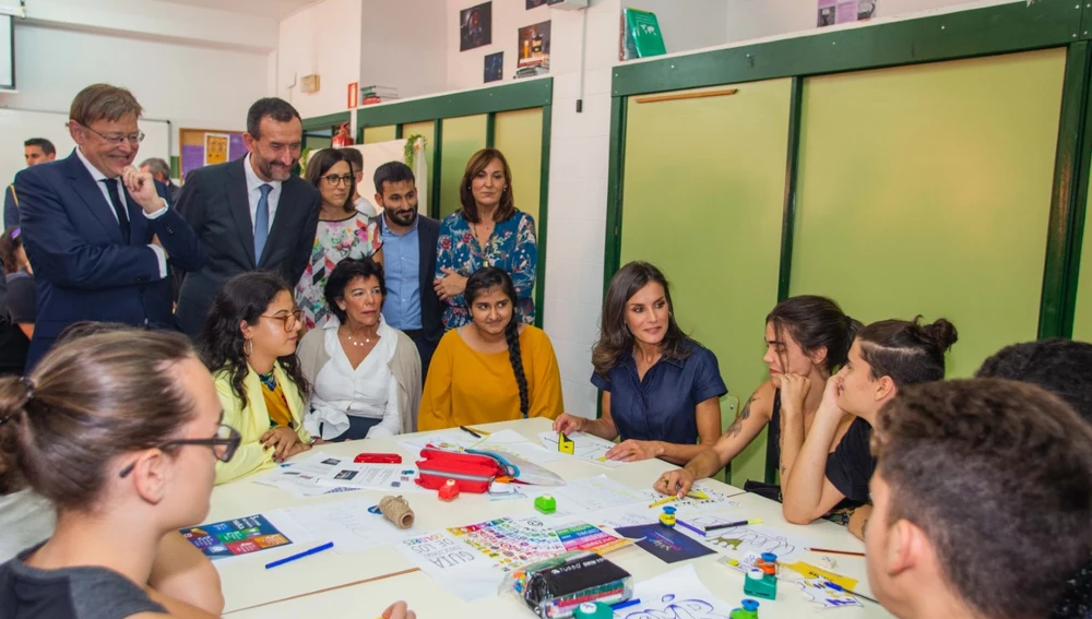 La reina Letizia con alumnos del IES Severo Ochoa de Elche. La reina Letizia con alumnos del IES Severo Ochoa de Elche.