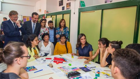 La reina Letizia con alumnos del IES Severo Ochoa de Elche.