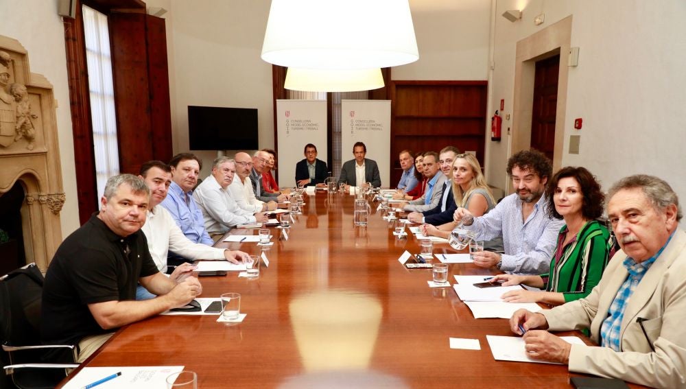 Reunión de agentes económicos y sociales de Baleares ante la quiebra de Thomas Cook
