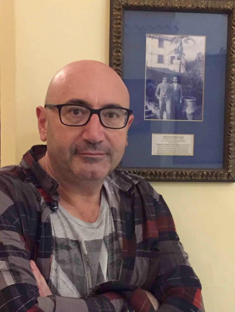 Eduardo Ruíz, gran conocedor de la vida y obra de Lorca, nos habla sobre la exposición "jardín deshecho" que se exhibe en el centro de La Romanilla Eduardo Ruíz, gran conocedor de la vida y obra de Lorca, nos habla sobre la exposición "jardín deshecho" que se exhibe en el centro de La Romanilla
