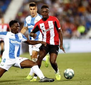 Omeruo y Williams luchan disputan un balón Omeruo y Williams luchan disputan un balón