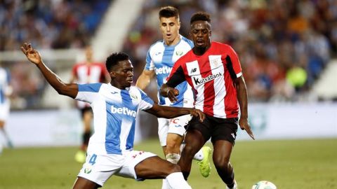 Omeruo y Williams luchan disputan un bal&oacute;n