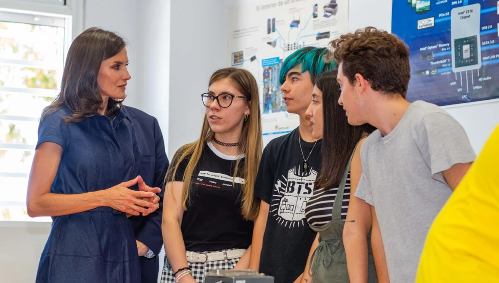 La reina Letizia con alumnos del IES Severo Ochoa de Elche. La reina Letizia con alumnos del IES Severo Ochoa de Elche.