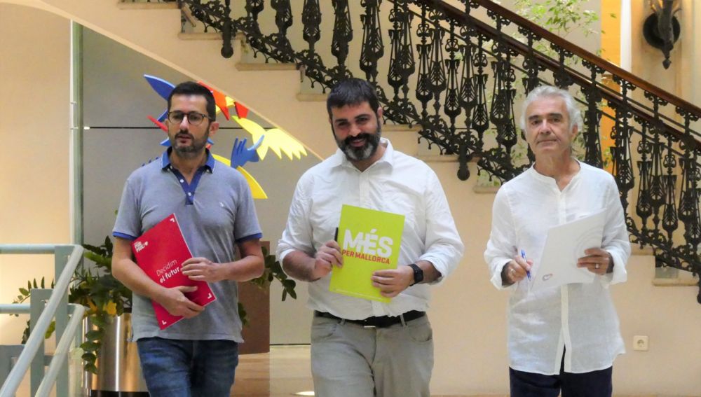 Joan Ferrer, del PSIB, Josep Ferrà, de MÉS per Mallorca y Pablo Jiménez, de Unidas Podemos antes de explicar la PNL por la huelga mundial por el clima. 