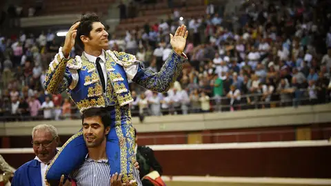 Triunfo de Cayetano Rivera Triunfo de Cayetano Rivera