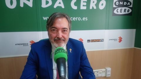 Salvador Mart&iacute;nez, director del Instituto de Neurociencias, en los estudios de Onda Cero Elche.