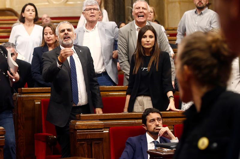 Ciudadanos crítica al PSC por abstenerse en la moción a Torra y les acusa de ponerse al lado de quien "aplaude la violencia" Ciudadanos crítica al PSC por abstenerse en la moción a Torra y les acusa de ponerse al lado de quien "aplaude la violencia"