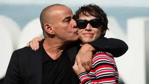 El actor Eduard Fernández besa a su hija, la actriz Greta Fernández, en el photocall de San Sebastián Ambos compiten en el festival con 'La hija de un ladrón', de Belén Funes