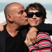 El actor Eduard Fernández besa a su hija, la actriz Greta Fernández, en el photocall de San Sebastián