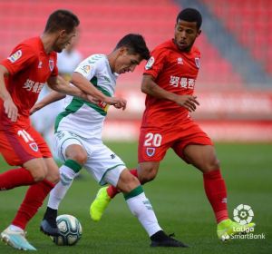 Gus Ledes y su compañero Zlatanovic tratan de robarle la pelota a Pere Milla, jugador del Elche. Gus Ledes y su compañero Zlatanovic tratan de robarle la pelota a Pere Milla, jugador del Elche.