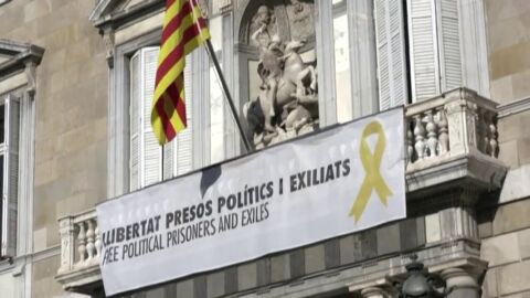 Pancarta de apoyo a los presos en el Palau de la Generalitat