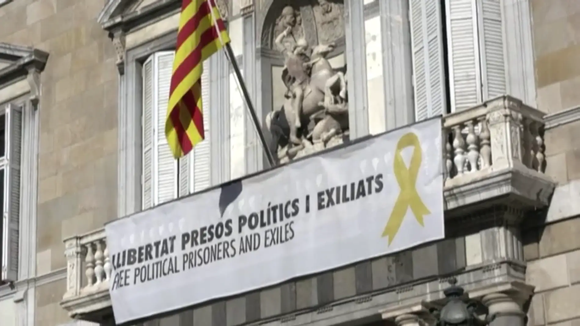Pancarta de apoyo a los presos en el Palau de la Generalitat