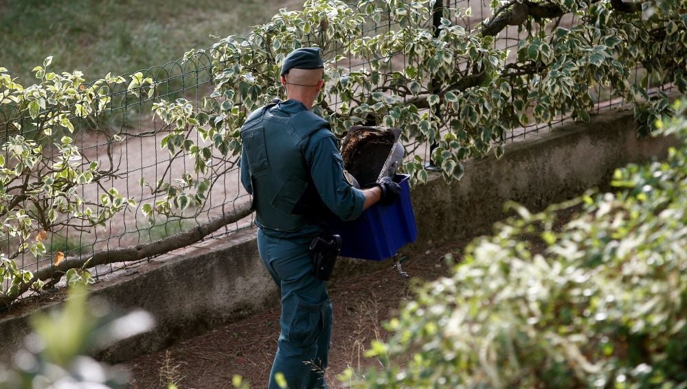 Un agente de la Guardia Civil con material intervenido a los CDR detenidos