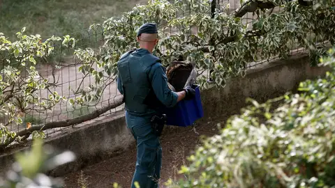 Un agente de la Guardia Civil con material intervenido a los CDR detenidos Un agente de la Guardia Civil con material intervenido a los CDR detenidos