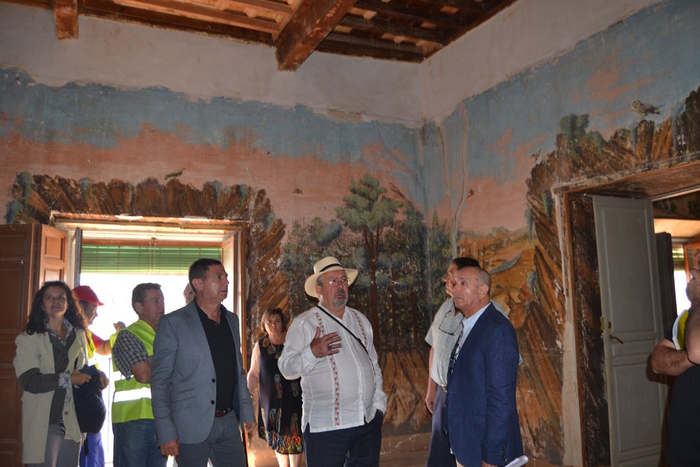 Esta mañana se ha presentado en la localidad de Almagro el proyecto de restauración del Palacio de los Torremejía, que guardaba murales del Siglo XVIII entre sus paredes. Esta mañana se ha presentado en la localidad de Almagro el proyecto de restauración del Palacio de los Torremejía, que guardaba murales del Siglo XVIII entre sus paredes.