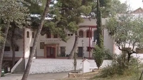 El projecte de rehabilitació de l´alberg contempla un canvit per la seguretat i bon estat de l´edifici. El projecte se centrarà ara en l´adequació energètica i reforç de l´estructura per garantir la seguretat de l´edifici.