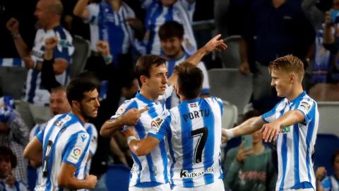 Los jugadores de la Real Sociedad celebran un gol