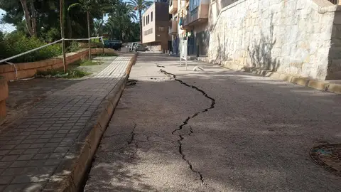 Grieta aparecida tras las lluvias de la gota fría en la calle Muhammad Al-Shafa de Elche. Grieta aparecida tras las lluvias de la gota fría en la calle Muhammad Al-Shafa de Elche.