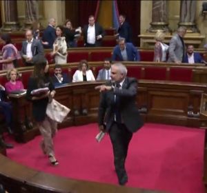 Bronca en el Parlament por el encarcelamiento de los CDR: Torrent expulsa a Carrizosa, que deja su escaño acompañado del partido Bronca en el Parlament por el encarcelamiento de los CDR: Torrent expulsa a Carrizosa, que deja su escaño acompañado del partido