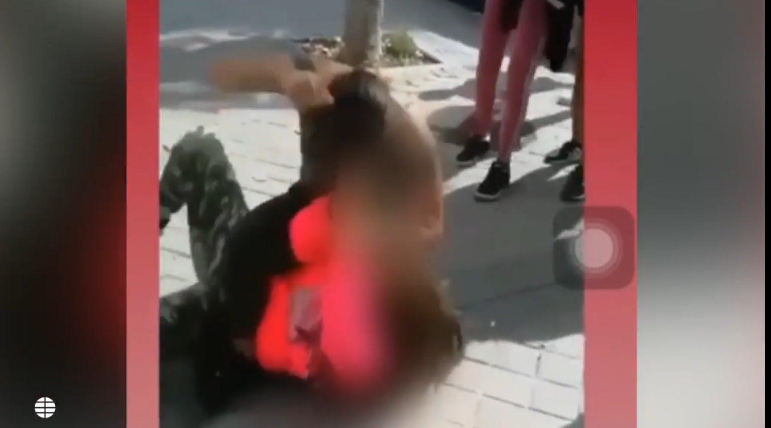 Dos menores detenidas por pegar a otra y una identificada por difundir el vídeo Dos menores detenidas por pegar a otra y una identificada por difundir el vídeo