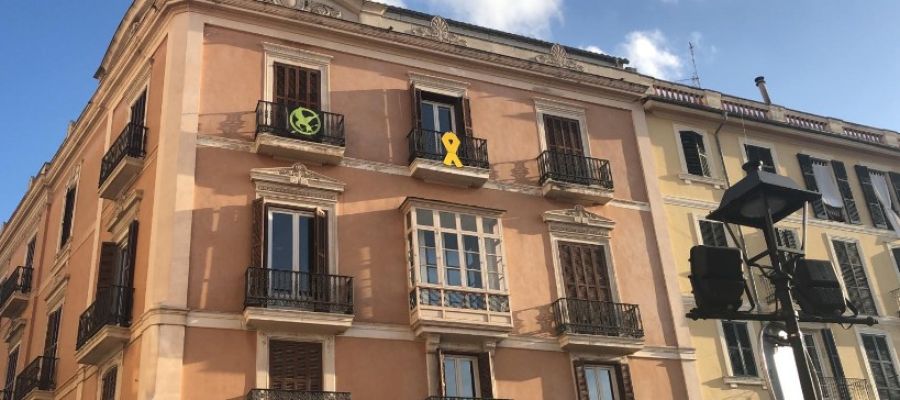 Lazo amarillo en la fachada del Parlament Lazo amarillo en la fachada del Parlament