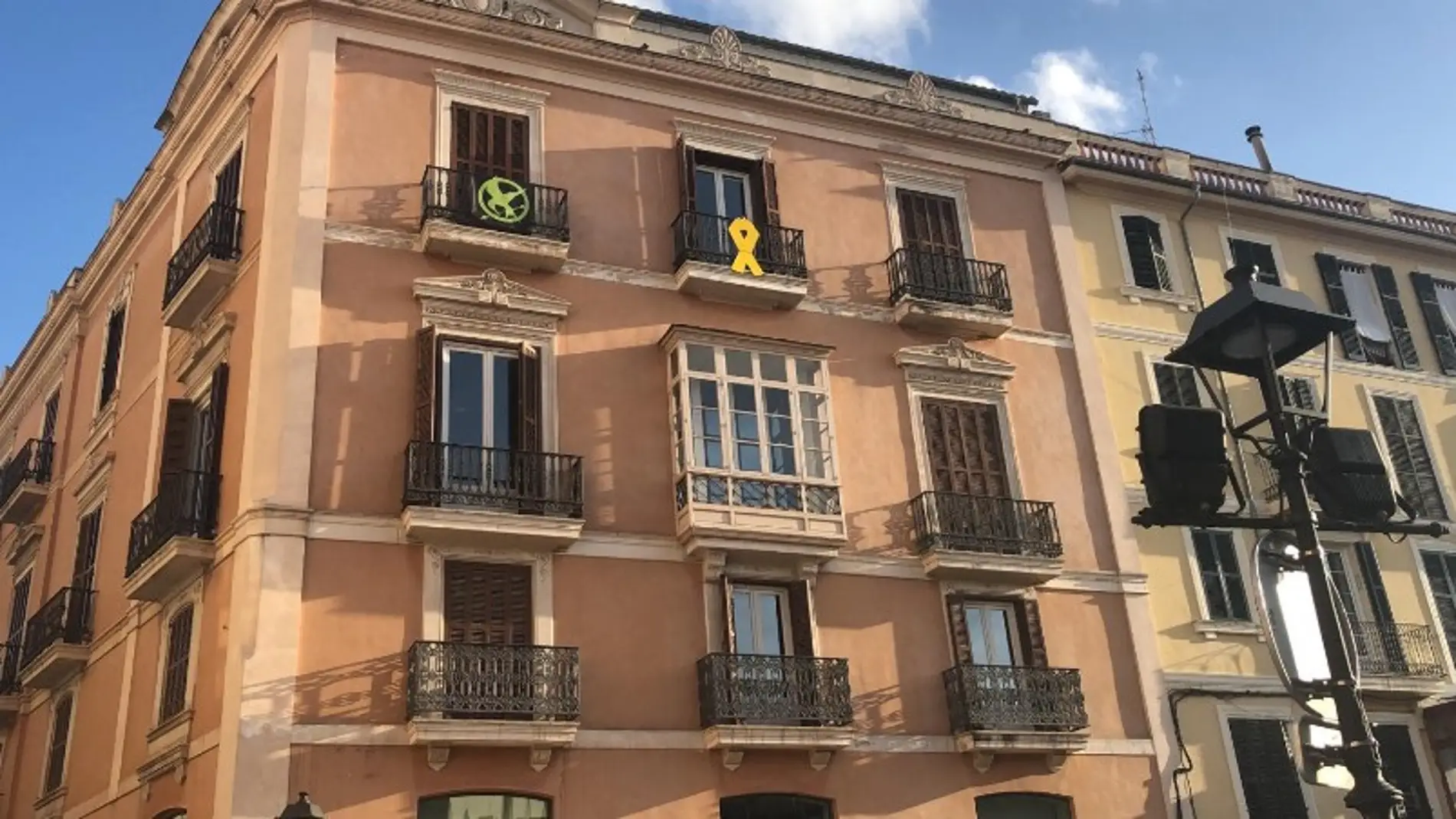 Lazo amarillo en la fachada del Parlament