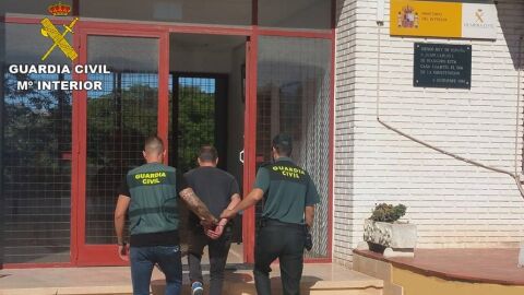 Agentes de la Guardia Civil de Aspe con el detenido.