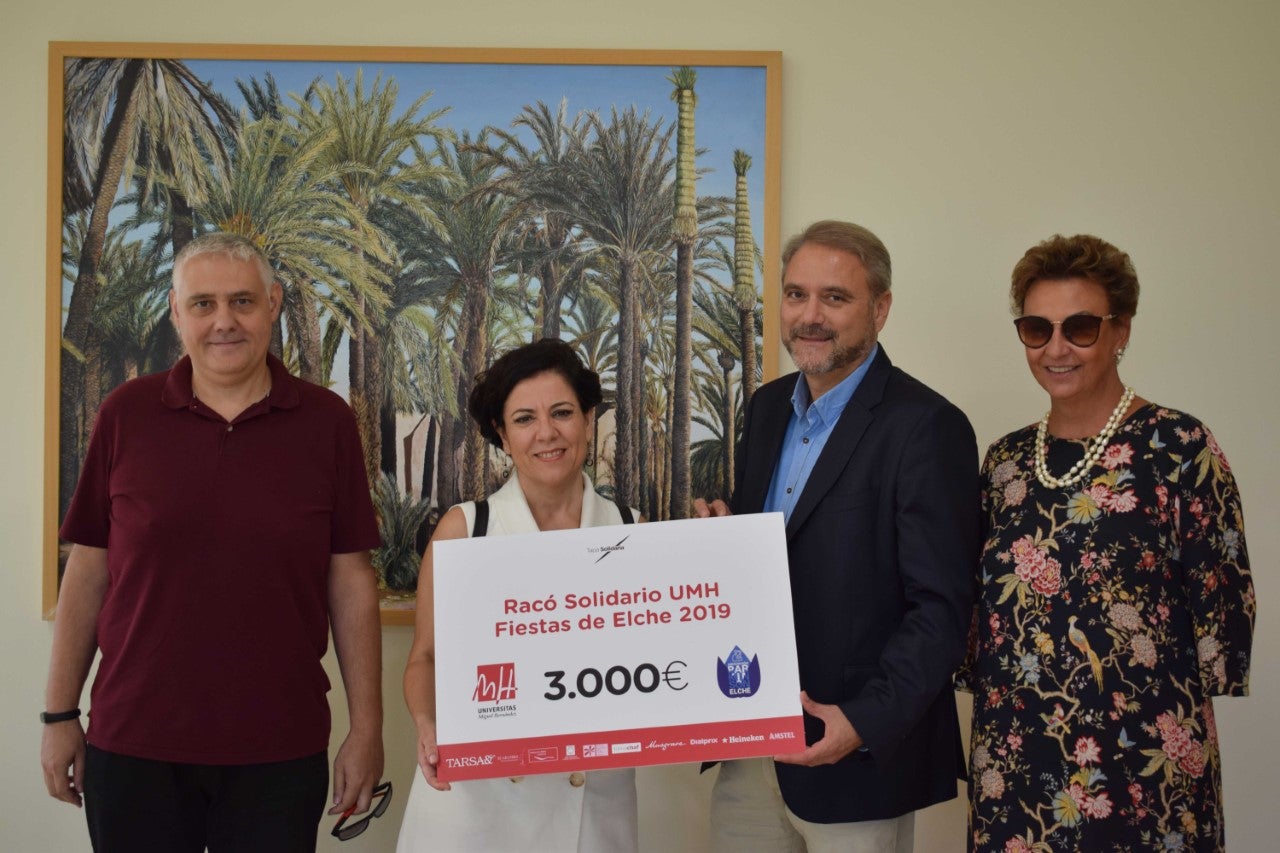 La UMH entrega 3000 euros a la Asociación Parkinson Elche de la recaudación del racó solidario La UMH entrega 3000 euros a la Asociación Parkinson Elche de la recaudación del racó solidario