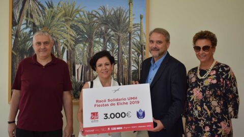 Entrega del cheque de la UMH a la Asociaci&oacute;n Parkinson Elche.