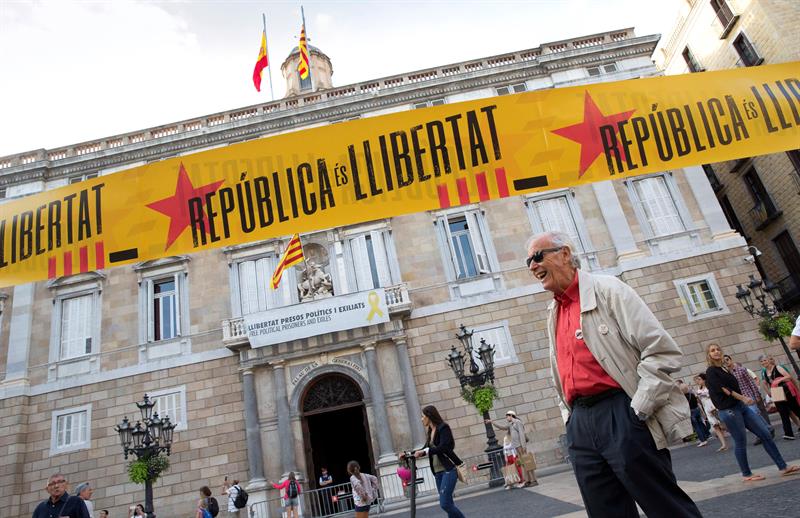 Retiran de la fachada del Palau de la Generalitat la pancarta de los presos y cuelgan una nueva apelando a la libertad de expresión y de opinión Retiran de la fachada del Palau de la Generalitat la pancarta de los presos y cuelgan una nueva apelando a la libertad de expresión y de opinión