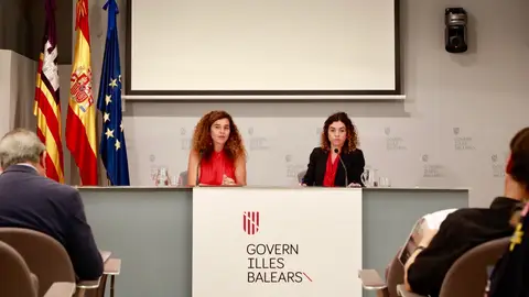 La portavoz del Govern, Pilar Costa, y la Consellera de Hacienda, Rosario Sánchez, en la rueda de prensa tras el Consell de Govern. La portavoz del Govern, Pilar Costa, y la Consellera de Hacienda, Rosario Sánchez, en la rueda de prensa tras el Consell de Govern.