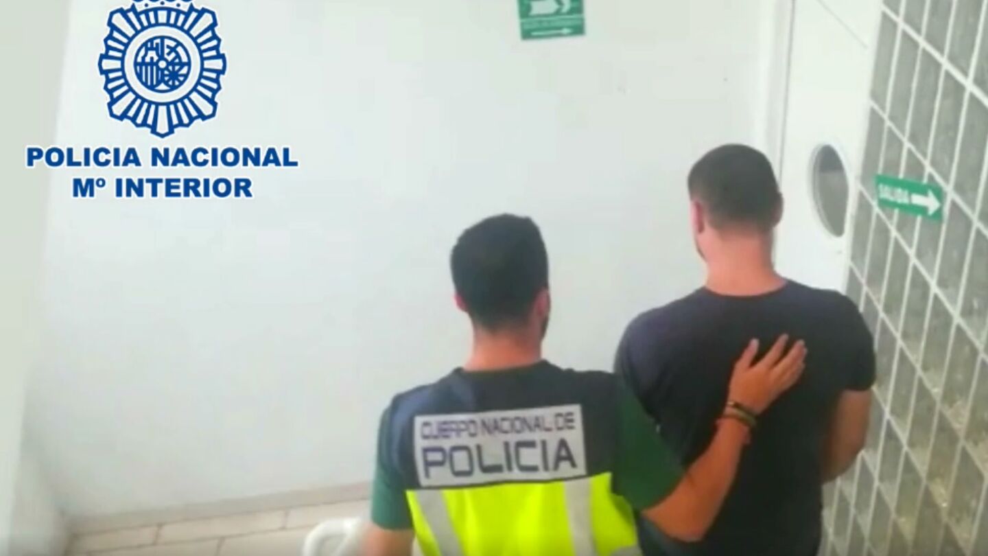 Imagen de archivo de un polic&iacute;a con un detenido