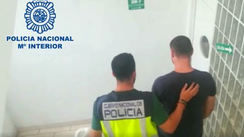 Imagen de archivo de un polic&iacute;a con un detenido