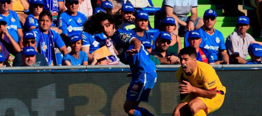 El delantero del FC Barcelona, Luis Suárez, disputa un balón con Marc Cucurella, defensa del Getafe CF. El delantero del FC Barcelona, Luis Suárez, disputa un balón con Marc Cucurella, defensa del Getafe CF.