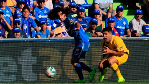 El delantero del FC Barcelona, Luis Suárez, disputa un balón con Marc Cucurella, defensa del Getafe CF. El delantero del FC Barcelona, Luis Suárez, disputa un balón con Marc Cucurella, defensa del Getafe CF.