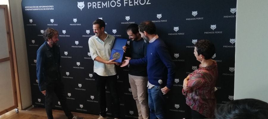 Los directores de 'La trinchera infinita' recogen el Feroz Zinemaldia Los directores de 'La trinchera infinita' recogen el Feroz Zinemaldia