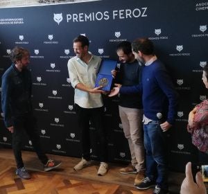 Los directores de 'La trinchera infinita' recogen el Feroz Zinemaldia Los directores de 'La trinchera infinita' recogen el Feroz Zinemaldia
