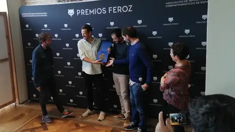 Los directores de 'La trinchera infinita' recogen el Feroz Zinemaldia Es la película ganadora en la 67 edición del Festival de San Sebastián